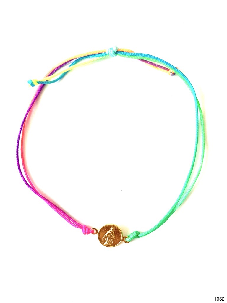 Pulsera de hilo con dije de virgen maría